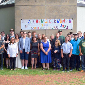 Gruppenfoto: Schulabgänger und Lehrer