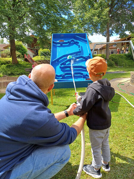 Wasserspiele mit Vater und Sohn