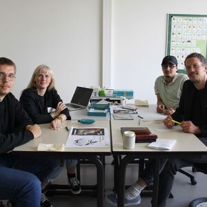 Hier erklären unsere Lehrerin Hannah Griesmann (hinten links) und Andreas Dilcher (vorne rechts) mit zwei Schülern den Besuchern, wie anhand von aktuellen und indivuell angepassten Lernmaterialien der Stütz- und Förderunterricht in der Schule am Sch