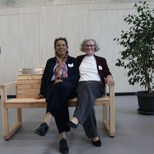 Auf der neuen Holzbank (ein Geschenk der Holzabteilung des BBW v. l. Christine Sauer (BBW-Leiterin) und Karola Vahland (Schulleiterin der Schule am Schillertor): Diese Bank symbolisiert nich tnur Handwerkskunst und Kreativität, sondern auch die Gemeinscha