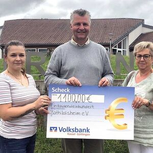 Sonja Schaake, links, und Regina Schaake überreichen Förderschulrektor Michael Börner einen Scheck über 1100 Euro