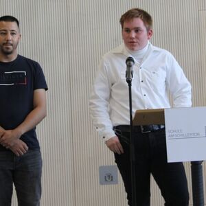 (v. l.): Adem Kaya, angehender Fachpraktiker für Lagerwirtschaft, sowie Johannes Kramer, der im BBW eine Ausbildung zum Gartenbauhelfer absolviert, während ihres Grußwortes.