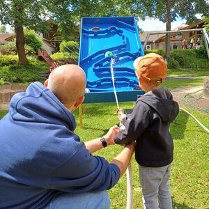 Wasserspiele mit Vater und Sohn