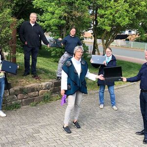 Caritas spendet Karl-Preising-Schule mit Laptops Freude