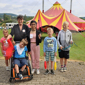 Gruppefoto: Kinder der KPS vor dem Zirkuszelt