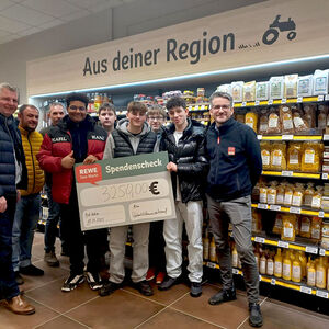 Gruppenfoto: Die Spendenübergabe