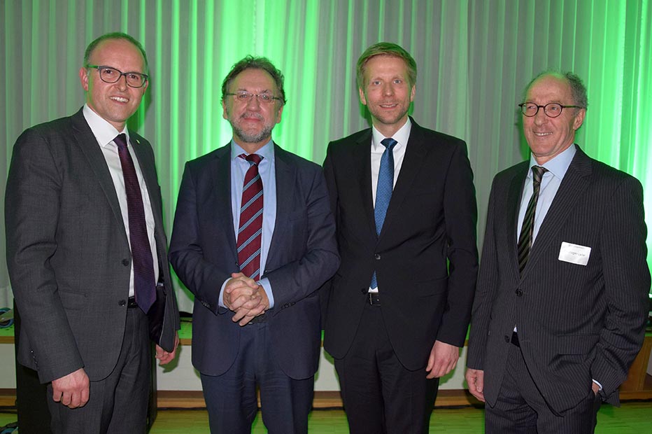 Gruppenfoto: Kaufmännischer Vorstand Jens Wehmeyer, Festredner Prof. Dr. Heribert Prantl, Fachlicher Vorstand Dr. Christian Geyer und der Vorsitzende der Mitgliederversammlung Dr. Jürgen Leiter