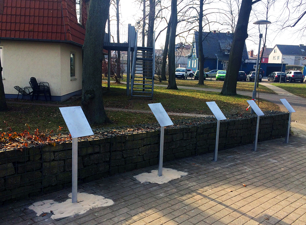 Kurz vor der Fertigstellung: Die Stelen säumen den Gehweg zum Festsaal auf dem Gelände in der Bathildisstraße.