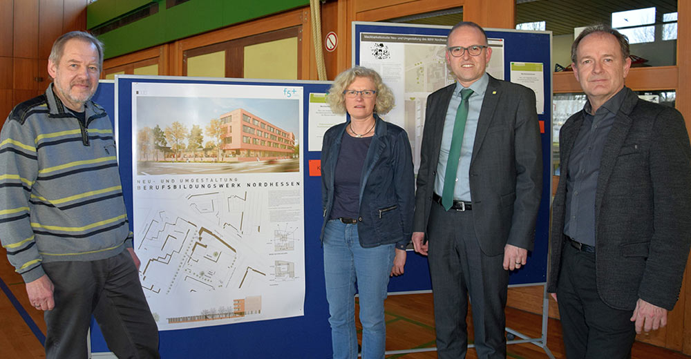 Gruppenfoto: (von links) Thomas Nerke, Vorsitzender Mitarbeitervertretung, Karola Vahland, Leitung Staatliche Berufsschule, Jens Wehmeyer, kaufmännischer Vorstand Bathildisheim e.V., Uwe Stickel, BBW-Leiter