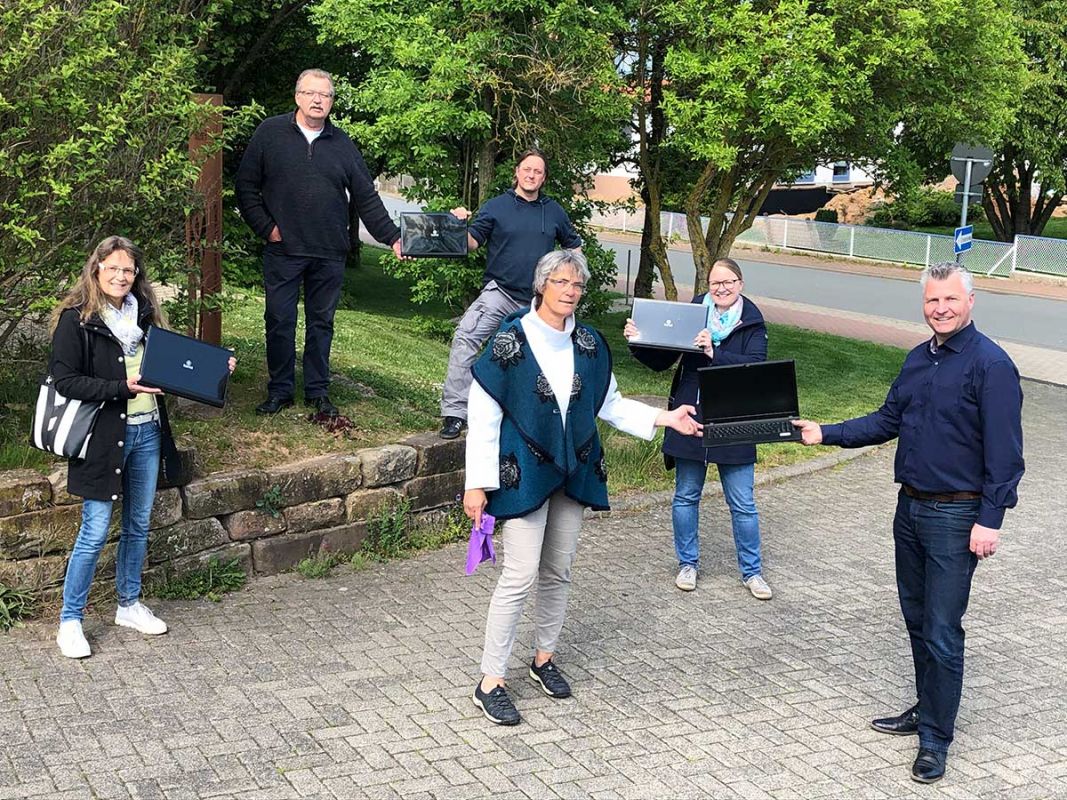 Caritas spendet Karl-Preising-Schule mit Laptops Freude