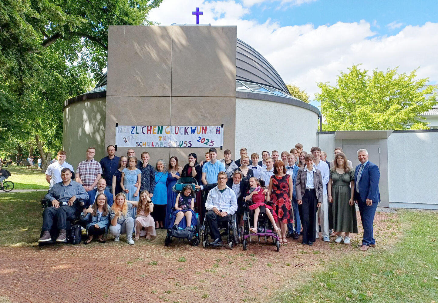 Gruppenfoto der Schüler und Lehrer