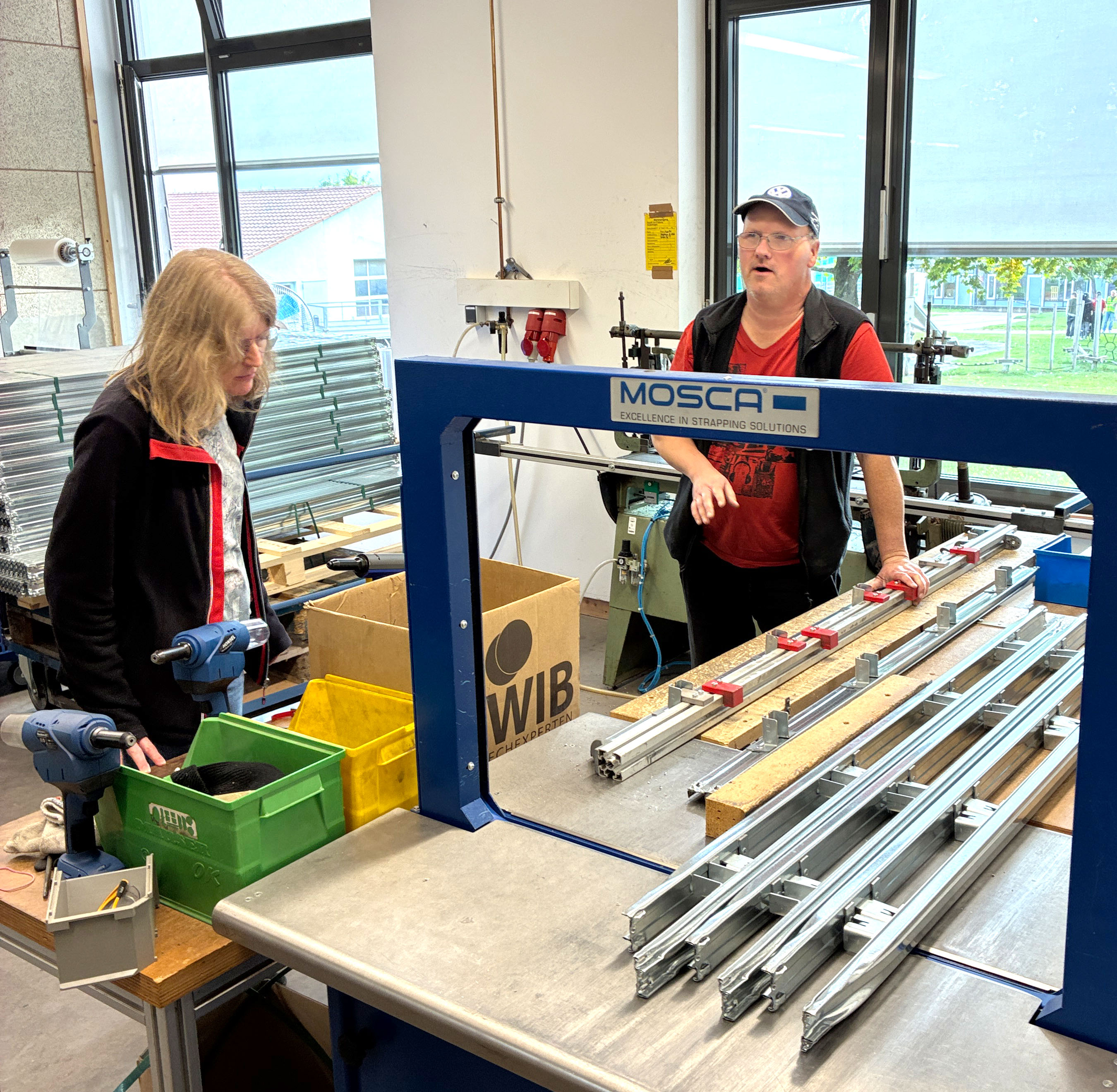 Werkstatt-Mitarbeiter Stefan Schaake und Museumsleiterin Sandra Simshäuser