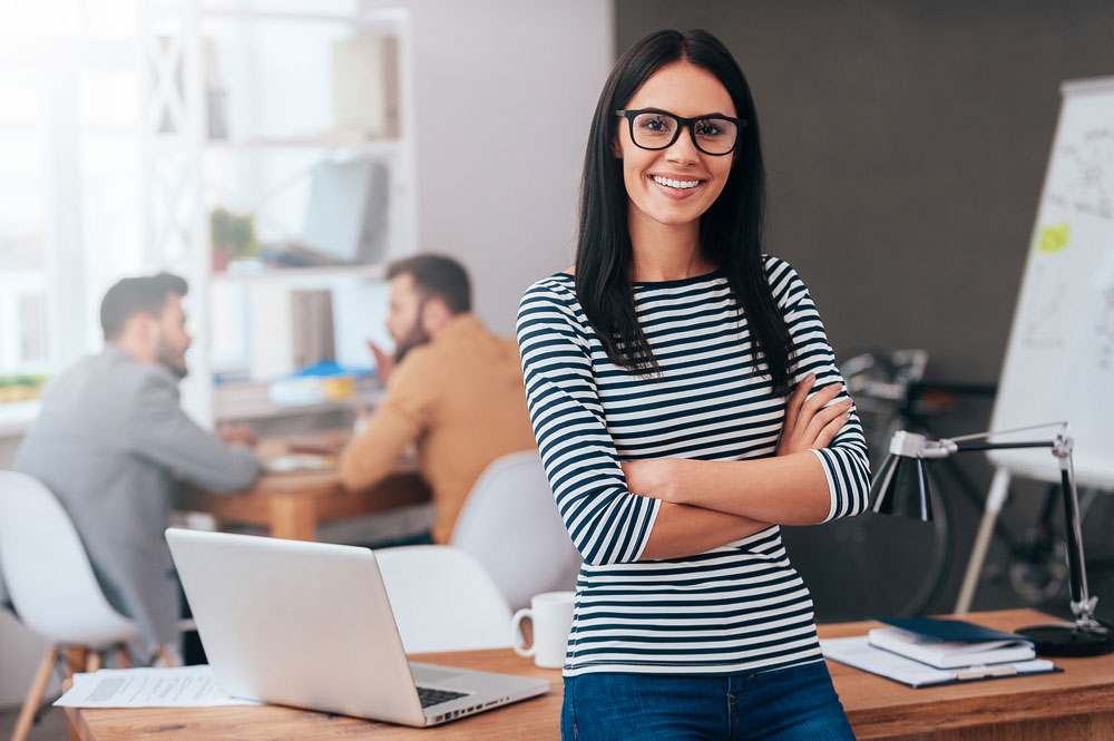 Junge Frau im Büro